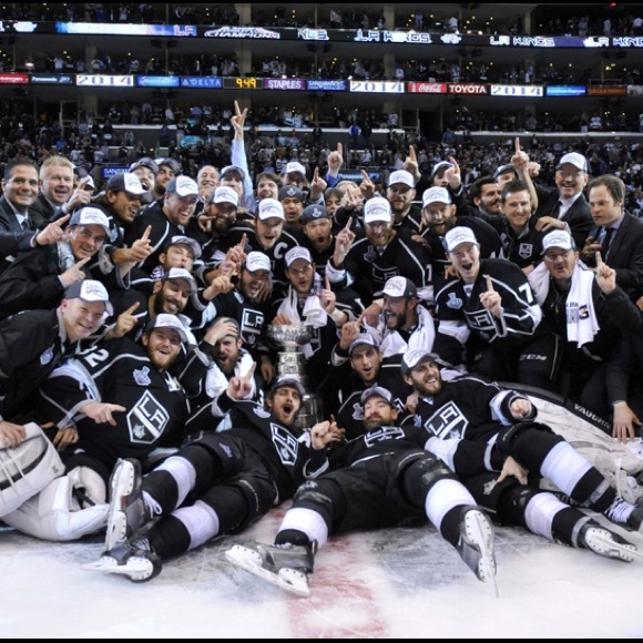 Los Angeles Kings WOMEN V-Neck T-Shirt Crown Logo 🥅🏒 HOCKEY Small t-shirt - Picture 11 of 11